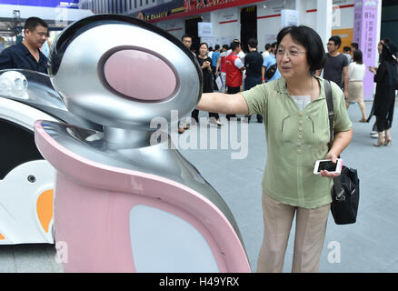 Shenzhen, China Guangdong Provinz. 14. Oktober 2016. Ein Besucher spricht mit einem Security-Roboter auf der Haupt-Veranstaltungsort der nationalen Messe Innovation und Entrepreneurship Week in Shenzhen, Guangdong Provinz Süd-China, 14. Oktober 2016. © Mao Siqian/Xinhua/Alamy Live-Nachrichten Stockfoto