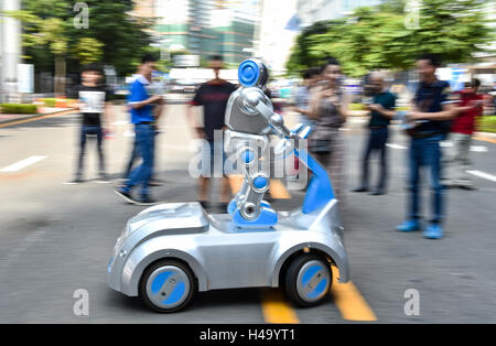 Shenzhen, China Guangdong Provinz. 14. Oktober 2016. Besucher werden von einem Security-Roboter am Hauptspielort des nationalen Masse Innovation and Entrepreneurship Week in Shenzhen, Guangdong Provinz Süd-China, 14. Oktober 2016 angezogen. © Mao Siqian/Xinhua/Alamy Live-Nachrichten Stockfoto