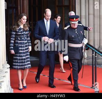 Manchester, UK. 14. Oktober 2016. Der Herzog und die Herzogin von Cambridge verlassen das Rathaus nach dem Besuch einer Zeremonie am Cenotaph, Gedenk Pflastersteine Ehren Manchesters sechs Victoria-Kreuz-Empfänger, als Teil der Kampagne des ersten Weltkrieges, wo sie hingelegt. Bildnachweis: John Fryer/Alamy Live-Nachrichten Stockfoto