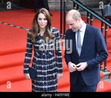 Manchester, UK. 14. Oktober 2016. Der Herzog und die Herzogin von Cambridge verlassen das Rathaus nach dem Besuch einer Zeremonie am Cenotaph, Gedenk Pflastersteine Ehren Manchesters sechs Victoria-Kreuz-Empfänger, als Teil der Kampagne des ersten Weltkrieges, wo sie hingelegt. Bildnachweis: John Fryer/Alamy Live-Nachrichten Stockfoto