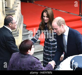 Manchester, UK. 14. Oktober 2016. Der Herzog und die Herzogin von Cambridge verlassen das Rathaus nach dem Besuch einer Zeremonie am Cenotaph, Gedenk Pflastersteine Ehren Manchesters sechs Victoria-Kreuz-Empfänger, als Teil der Kampagne des ersten Weltkrieges, wo sie hingelegt. Bildnachweis: John Fryer/Alamy Live-Nachrichten Stockfoto