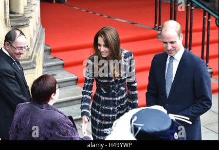 Manchester, UK. 14. Oktober 2016. Der Herzog und die Herzogin von Cambridge verlassen das Rathaus nach dem Besuch einer Zeremonie am Cenotaph, Gedenk Pflastersteine Ehren Manchesters sechs Victoria-Kreuz-Empfänger, als Teil der Kampagne des ersten Weltkrieges, wo sie hingelegt. Bildnachweis: John Fryer/Alamy Live-Nachrichten Stockfoto