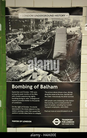 London, UK. 14. Oktober 2016. Die enthüllte Gedenktafel erinnert an 60 Tote bei einem Bombenangriff in der Nacht des 14. Oktober 1940 als eine 1.400 kg-Bombe auf Balham High Road fiel, verursachen einen großen Krater in der Straße. Dies führte zu einer Flut von Tausenden Gallonen von Abwasser und Wasser in die Station.  Die Kraft der Explosion und anschließende Hochwasser verursachte den Zusammenbruch von 26ft/7,9 m des Tunnels und blockiert eine weitere 120 Yards/109,7 m vier Monate zu löschen. Bildnachweis: Michael Preston/Alamy Live-Nachrichten Stockfoto