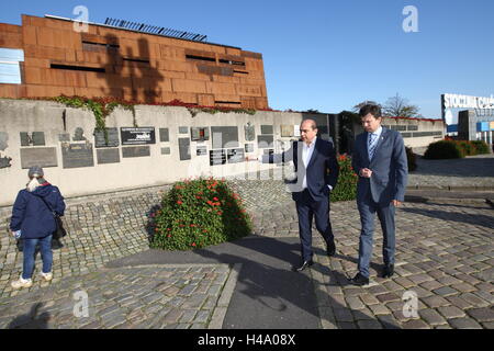 Danzig, Polen. 14. Oktober 2016. Kanzler des internationalen Kapitels des Ordens Lächeln und Kinder Ombudsmann Marek Michalak besucht Gdansk, Gdansk Stadt Erfahrung Pflegefamilien außerhalb staatlicher Institutionen verweisen. Minister Michalak (R) begleitet von Direktor des Zentrum für europäische Solidarität (ECS) Basil Kerski sind auf dem Platz der Solidarität unter den gefallenen Werft Arbeiter Monument gesehen. Bildnachweis: Michal Fludra/Alamy Live-Nachrichten Stockfoto