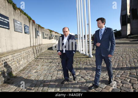 Danzig, Polen. 14. Oktober 2016. Kanzler des internationalen Kapitels des Ordens Lächeln und Kinder Ombudsmann Marek Michalak besucht Gdansk, Gdansk Stadt Erfahrung Pflegefamilien außerhalb staatlicher Institutionen verweisen. Minister Michalak (R) begleitet von Direktor des Zentrum für europäische Solidarität (ECS) Basil Kerski sind auf dem Platz der Solidarität unter den gefallenen Werft Arbeiter Monument gesehen. Bildnachweis: Michal Fludra/Alamy Live-Nachrichten Stockfoto