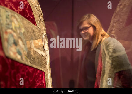 Nürnberg, Deutschland. 14. Oktober 2016. Ein Chasublee mit einer Kreuzigungsszene kann man während einer Vorschau der bayerisch-tschechischen Staat Ausstellung "Karl IV." an das Germanische Nationalmuseum in Nürnberg, 14.Oktober 20916. Foto: DANIEL KARMANN/Dpa/Alamy Live News Stockfoto