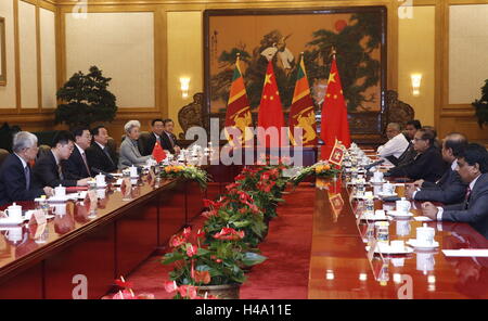 Peking, China. 14. Oktober 2016. Zhang Dejiang, Vorsitzender des ständigen Ausschusses des nationalen Kongress (NPC), führt Gespräche mit dem Lautsprecher des srilankischen Parlaments Karu Jayasuriya in Peking, Hauptstadt von China, 14. Oktober 2016. © Ju Peng/Xinhua/Alamy Live-Nachrichten Stockfoto