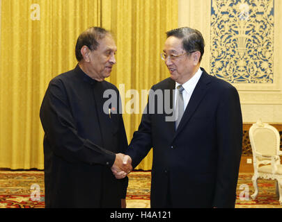 Peking, China. 14. Oktober 2016. Yu Zhengsheng (R), Vorsitzender des Nationalkomitees der chinesischen politischen Beratenden Konferenz (CPPCC), trifft sich mit der Sri-Lankischen Parlamentssprecher Karu Jayasuriya in Peking, Hauptstadt von China, 14. Oktober 2016. © Ju Peng/Xinhua/Alamy Live-Nachrichten Stockfoto