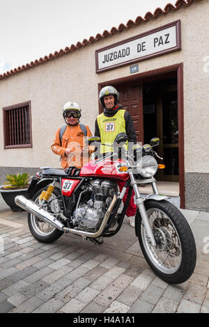 Klassische und moderne Motorräder während der ersten Tage route von Santiago del Teide über Masca und zurück.  Queens Kavalkade Ereignis, in denen 91 Motorräder 4 Tage Abschluss verschiedene Routen überall auf den Kanarischen Inseln verbringen werden. Stockfoto