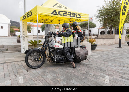 Klassische und moderne Motorräder während der ersten Tage route von Santiago del Teide über Masca und zurück.  Queens Kavalkade Ereignis, in denen 91 Motorräder 4 Tage Abschluss verschiedene Routen überall auf den Kanarischen Inseln verbringen werden. Stockfoto