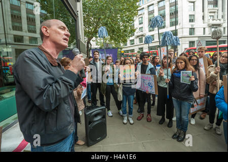 London, UK. 14. Oktober 2016. Sandy Nicholl von SOAS Unison spricht auf den Protest der Wiedereinstellung der entlassenen ecuadorianischen sauberer Alba, eine 62-jährige, der ein Mitglied der längste Umhüllung des Reinigungs-Teams an der London School of Economics außerhalb des Gebäudes LSE Kingsway wo Reinigung Auftragnehmer Noonan ihren Sitz haben. Bildnachweis: Peter Marshall/Alamy Live-Nachrichten Stockfoto