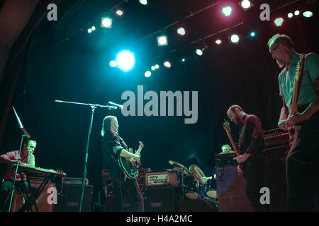 London, UK. 14. Oktober 2016. Schwäne, die live auf der Bühne in Islington Assembly Hall in London. Bildnachweis: Roger Garfield/Alamy Live-Nachrichten Stockfoto