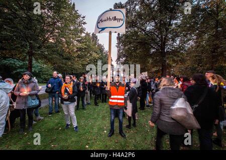 Einige 600 6itizens München erstellt eine Menschenkette zwischen den USA und russischen Konsulate um Licht an die Front in Aleppo, Syrien zu bringen. Zum Abschluss wurde ein Peace-Zeichen vorgestellt, ein Vertreter der USA Konsulat, während Vertreter des russischen Konsulats auf Anträge auf Teilnahme nicht reagierte. 14. Oktober 2016. Nur kurze Zeit vor radikalen Neonazis von der NPD Partei eine Kundgebung prorussischen, Pro-Putin vor der US-Konsulat als Provokation gegen die Vereinigten Staaten. © Sachelle Babbar/ZUMA Draht/Alamy Live-Nachrichten Stockfoto