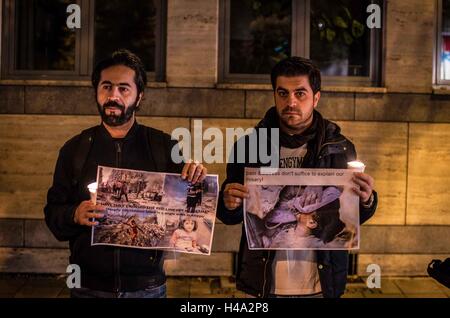 Einige 600 6itizens München erstellt eine Menschenkette zwischen den USA und russischen Konsulate um Licht an die Front in Aleppo, Syrien zu bringen. Zum Abschluss wurde ein Peace-Zeichen vorgestellt, ein Vertreter der USA Konsulat, während Vertreter des russischen Konsulats auf Anträge auf Teilnahme nicht reagierte. 14. Oktober 2016. Nur kurze Zeit vor radikalen Neonazis von der NPD Partei eine Kundgebung prorussischen, Pro-Putin vor der US-Konsulat als Provokation gegen die Vereinigten Staaten. © Sachelle Babbar/ZUMA Draht/Alamy Live-Nachrichten Stockfoto