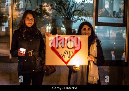 Einige 600 6itizens München erstellt eine Menschenkette zwischen den USA und russischen Konsulate um Licht an die Front in Aleppo, Syrien zu bringen. Zum Abschluss wurde ein Peace-Zeichen vorgestellt, ein Vertreter der USA Konsulat, während Vertreter des russischen Konsulats auf Anträge auf Teilnahme nicht reagierte. 14. Oktober 2016. Nur kurze Zeit vor radikalen Neonazis von der NPD Partei eine Kundgebung prorussischen, Pro-Putin vor der US-Konsulat als Provokation gegen die Vereinigten Staaten. © Sachelle Babbar/ZUMA Draht/Alamy Live-Nachrichten Stockfoto