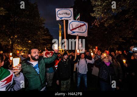 Einige 600 6itizens München erstellt eine Menschenkette zwischen den USA und russischen Konsulate um Licht an die Front in Aleppo, Syrien zu bringen. Zum Abschluss wurde ein Peace-Zeichen vorgestellt, ein Vertreter der USA Konsulat, während Vertreter des russischen Konsulats auf Anträge auf Teilnahme nicht reagierte. 14. Oktober 2016. Nur kurze Zeit vor radikalen Neonazis von der NPD Partei eine Kundgebung prorussischen, Pro-Putin vor der US-Konsulat als Provokation gegen die Vereinigten Staaten. © Sachelle Babbar/ZUMA Draht/Alamy Live-Nachrichten Stockfoto