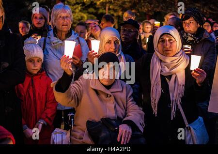 Einige 600 6itizens München erstellt eine Menschenkette zwischen den USA und russischen Konsulate um Licht an die Front in Aleppo, Syrien zu bringen. Zum Abschluss wurde ein Peace-Zeichen vorgestellt, ein Vertreter der USA Konsulat, während Vertreter des russischen Konsulats auf Anträge auf Teilnahme nicht reagierte. 14. Oktober 2016. Nur kurze Zeit vor radikalen Neonazis von der NPD Partei eine Kundgebung prorussischen, Pro-Putin vor der US-Konsulat als Provokation gegen die Vereinigten Staaten. © Sachelle Babbar/ZUMA Draht/Alamy Live-Nachrichten Stockfoto