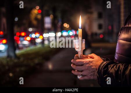 Einige 600 6itizens München erstellt eine Menschenkette zwischen den USA und russischen Konsulate um Licht an die Front in Aleppo, Syrien zu bringen. Zum Abschluss wurde ein Peace-Zeichen vorgestellt, ein Vertreter der USA Konsulat, während Vertreter des russischen Konsulats auf Anträge auf Teilnahme nicht reagierte. 14. Oktober 2016. Nur kurze Zeit vor radikalen Neonazis von der NPD Partei eine Kundgebung prorussischen, Pro-Putin vor der US-Konsulat als Provokation gegen die Vereinigten Staaten. © Sachelle Babbar/ZUMA Draht/Alamy Live-Nachrichten Stockfoto