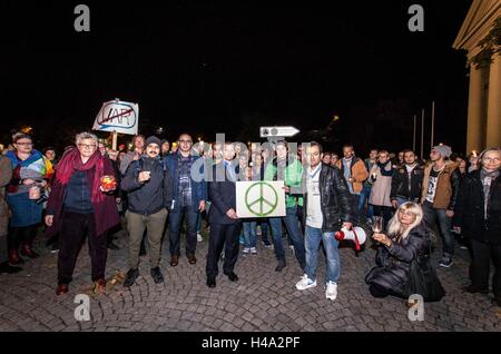 Einige 600 6itizens München erstellt eine Menschenkette zwischen den USA und russischen Konsulate um Licht an die Front in Aleppo, Syrien zu bringen. Zum Abschluss wurde ein Peace-Zeichen vorgestellt, ein Vertreter der USA Konsulat, während Vertreter des russischen Konsulats auf Anträge auf Teilnahme nicht reagierte. 14. Oktober 2016. Nur kurze Zeit vor radikalen Neonazis von der NPD Partei eine Kundgebung prorussischen, Pro-Putin vor der US-Konsulat als Provokation gegen die Vereinigten Staaten. © Sachelle Babbar/ZUMA Draht/Alamy Live-Nachrichten Stockfoto