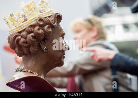 London, UK. 14. Oktober 2016. Besucher zeigen auf die Milchschokolade-Skulptur von Königin Elizabeth II auf der Schokolade Show an der Olympia London UK. © Laura De Meo/Alamy Live News Bildnachweis: Laura De Meo/Alamy Live-Nachrichten Stockfoto