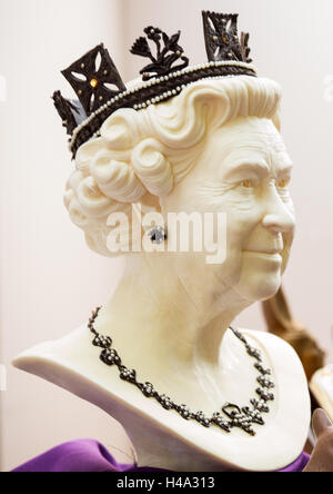 London, UK. 14. Oktober 2016. Weiße Schokolade Skulptur von Königin Elizabeth II auf der Schokolade Show an der Olympia London UK. © Laura De Meo/Alamy Live News Bildnachweis: Laura De Meo/Alamy Live-Nachrichten Stockfoto