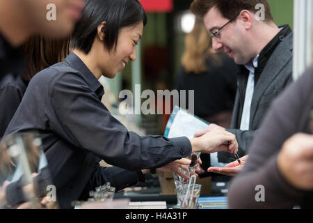 London, UK. 14. Oktober 2016. Aussteller gibt eine Schokolade chip zu einem Besucher The Chocolate Show findet statt bei Olympia London, UK vom 14.-16. Oktober 2016, als das große Finale der Schokolade Woche. © Laura De Meo/Alamy Live News Bildnachweis: Laura De Meo/Alamy Live-Nachrichten Stockfoto