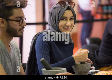 London, UK. 14. Oktober 2016. Besucher Schleifen Kakaobohnen einen Schokoriegel in The Chocolate Show zu erstellen, die vom 14.-16. Oktober 2016, als das große Finale der Schokolade Woche bei Olympia London, UK stattfindet. © Laura De Meo/Alamy Live News Bildnachweis: Laura De Meo/Alamy Live-Nachrichten Stockfoto