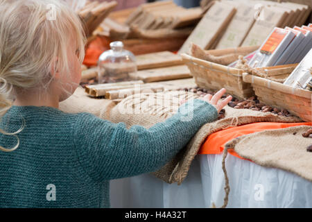 London, UK. 14. Oktober 2016. Kleines Mädchen nimmt eine Schokolade Bohne. Die Chocolate Show findet statt bei Olympia als das große Finale der Schokolade Woche. Bildnachweis: Laura De Meo/Alamy Live-Nachrichten Stockfoto