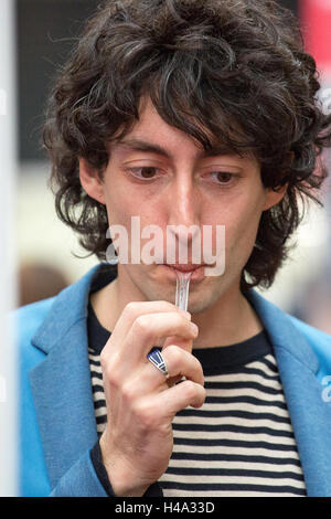 London, UK. 14. Oktober 2016. Besucher, die während eines Seminars an der Schokolade Show Schokolade Verkostung. Die Show findet in Olympia London, UK vom 14.-16. Oktober 2016, als das große Finale der Schokolade Woche. © Laura De Meo/Alamy Live News Bildnachweis: Laura De Meo/Alamy Live-Nachrichten Stockfoto