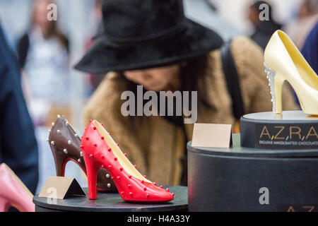 Frau schaut an die Schuhe von Schokolade auf die Schokoladen-Show gemacht. Die Show findet in Olympia London, UK vom 14.-16. Oktober 2016, als das große Finale der Schokolade Woche. © Laura De Meo/Alamy Live News Bildnachweis: Laura De Meo/Alamy Live-Nachrichten Stockfoto