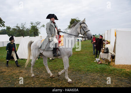 Jena, Deutschland. 15. Oktober 2016. Mark Schneider als Napoleon reitet durch das Biwak in ein historisches Spektakel in der Nähe von Vierzehnheiligen (Jena), Deutschland, 15. Oktober 2016. Am 14. Oktober 1806 trafen die Armeen von Preußen und Napoleon in einem Doppelkampf in der Nähe von Jena und Auerstedt. In einer Geschichte Spektakel bis zu 800 Akteure in historischen Uniformen wollen die Schlacht vor 210 Jahren nachspielen. : Bildnachweis CANDY WELZ/Dpa: Dpa picture-Alliance/Alamy Live News Stockfoto