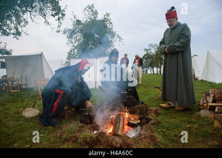 Jena, Deutschland. 15. Oktober 2016. Akteure der Geschichte Spektakel frühstücken vor Zelten in der Nähe von Vierzehnheiligen (Jena), Deutschland, 15. Oktober 2016. Am 14. Oktober 1806 trafen die Armeen von Preußen und Napoleon in einem Doppelkampf in der Nähe von Jena und Auerstedt. In einer Geschichte Spektakel bis zu 800 Akteure in historischen Uniformen wollen die Schlacht vor 210 Jahren nachspielen. : Bildnachweis CANDY WELZ/Dpa: Dpa picture-Alliance/Alamy Live News Stockfoto