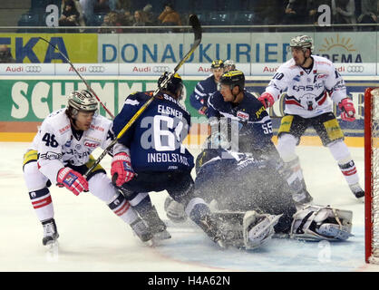 Ingolstadt, Bayern, Deutschland. 14. Oktober 2016. von links Julian TALBOT (Berlin / CAN), David ELSNER (Ingolstadt), Timo PIELMEIER (Ingolstadt), rechts im Hintergrund Spencer MACHCEK (Berlin / CAN),. Deutsche Eishockeyliga DEL, Spieltag 9, ERC Ingolstadt Vs Eisbaeren Berlin, Ingolstadt, Saturn Arena, 14. Oktober 2016, © Wolfgang Fehrmann/ZUMA Draht/Alamy Live News Stockfoto