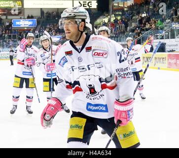 Ingolstadt, Bayern, Deutschland. 14. Oktober 2016. Barry TALLACKSON (Berlin / U.S.) vor den Berliner Fans nach dem Sieg. Deutsche Eishockeyliga DEL, Spieltag 9, ERC Ingolstadt Vs Eisbaeren Berlin, Ingolstadt, Saturn Arena, 14. Oktober 2016, © Wolfgang Fehrmann/ZUMA Draht/Alamy Live News Stockfoto