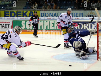 Ingolstadt, Bayern, Deutschland. 14. Oktober 2016. vom linken Sven ZIEGLER (Berlin), Timo PIELMEIER (Ingolstadt). Deutsche Eishockeyliga DEL, Spieltag 9, ERC Ingolstadt Vs Eisbaeren Berlin, Ingolstadt, Saturn Arena, 14. Oktober 2016, © Wolfgang Fehrmann/ZUMA Draht/Alamy Live News Stockfoto