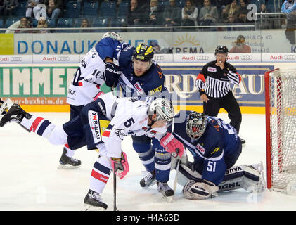 Ingolstadt, Bayern, Deutschland. 14. Oktober 2016. vorne von links Maximilian ADAM (Berlin), Timo PIELMEIER (Ingolstadt). Deutsche Eishockeyliga DEL, Spieltag 9, ERC Ingolstadt Vs Eisbaeren Berlin, Ingolstadt, Saturn Arena, 14. Oktober 2016, © Wolfgang Fehrmann/ZUMA Draht/Alamy Live News Stockfoto