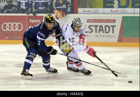 Ingolstadt, Bayern, Deutschland. 14. Oktober 2016. von links Patrick MCNEILL (Ingolstadt / CAN), Spencer MACHCEK (Berlin / CAN). Deutsche Eishockeyliga DEL, Spieltag 9, ERC Ingolstadt Vs Eisbaeren Berlin, Ingolstadt, Saturn Arena, 14. Oktober 2016, © Wolfgang Fehrmann/ZUMA Draht/Alamy Live News Stockfoto