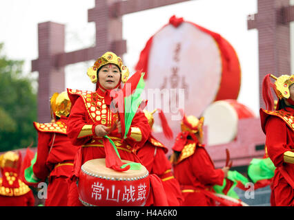 Jishou, Chinas Hunan Provinz. 15. Oktober 2016. Darsteller von Zhengding County der Nordchinas Provinz Hebei Trommel bei der Eröffnungsfeier des 2016 Jishou Drum Festival in Jishou, Zentral-China Provinz Hunan, 15. Oktober 2016. Die Trommel-Festival startete hier Samstag. Bildnachweis: Zhang Yujie/Xinhua/Alamy Live-Nachrichten Stockfoto