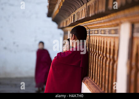 Königreich Bhutan, Mönche in der Paro Dzong, Stockfoto