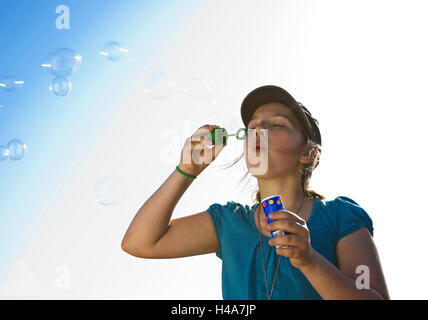 Mädchen Puffs Seifenblasen, Sommer, draußen, Porträt, Stockfoto