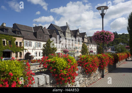 Deutschland, Rheinland-Pfalz, Diez, Fachwerkhäuser, Stadt, Architektur, Gebäude, Häuser, Fachwerk, Blumen, Lahn, Hausfassade, Hausfassaden, Blumen, Blüte, Frühling, Saison, Stadtbild, Blumenschmuck, Geranien, Stockfoto