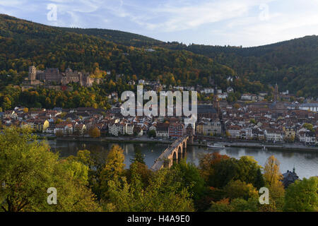 Heidelberg, Stadtansicht mit Burg, dem Neckar, alte Brücke, gesehen vom Philosophenweg, Baden-Württemberg, Deutschland, Stockfoto
