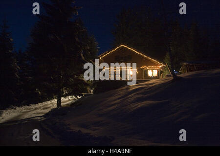 Stahlwerke, beleuchtet, für Weihnachten, Kerze beleuchtet Kundgebungen, außerhalb, Nacht, winter, Weihnachten, Yule Flut, Holzhaus, Holzhütte, Schnee, Licht, Beleuchtung, Stimmung, Idylle, Fenster, Licht, bewohnt, atmosphärisch, Dunkelheit, Abend, Neigung, Hill, Berghütte, Stockfoto