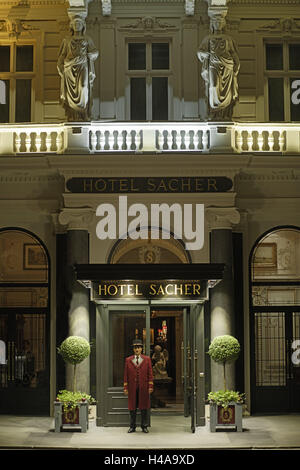 Österreich, Wien, Hotel, Eingang, Pförtner, Abend, draußen, Gebäude, Architektur, Struktur, Hotel, berühmt, berühmte, traditionell, außerhalb, Fassade, Tür, Tür, Mann, Person, Beruf, Service, Haus, Nacht, Tourismus, Illuminateds, Gebäude, Fassade des Hauses, Ort von Interesse, Unterkunft, Urlaub, Reisen, Seite, Hotel Türhüter, Hotelseite, stehen, warten, Europa, Stadt, Hauptstadt, fünf-Sterne-Hotel, fünf-Sterne-Hotel Stockfoto