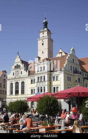 Deutschland, Bayern, Ingolstadt, altes Rathaus, Rathausplatz, Bar, Gäste, im Freien, Stadt, Zentrum, Sommer, Architektur, Struktur, Aufbau, historisch, Baustil, neue Renaissance, Raum, Geschichte, Fassade, Turm, Rathaus Uhr, pfeifenden Turm, Tourismus, Gastronomie, Person, Tische, Bänke, Essen, trinken, Tourist, Bildschirme, Sonnenschirme, im Außenbereich Stockfoto