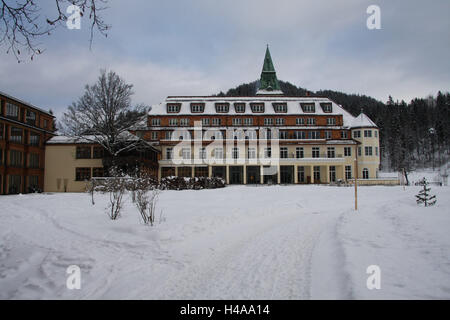 Deutschland, Oberbayern, Schloss Elmau, Rückansicht, winter, Bayern, Werdenfels, Schnee, Gebäude, Hotel, Schlosshotel, fünf-Sterne-Hotel, Struktur, renoviert, Fassade, Zufahrt, Straße, Weg, tief verschneiten, Symbol, Tourismus, Hotellerie, Hotelaufenthalt, Urlaub, Unterkunft, Luxus, Wellness, Spa, fünf-Sterne-Hotel, Sterne Hotel, Luxus Unterkunft, zurück Stockfoto