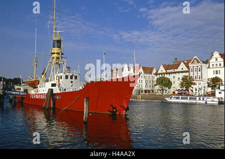 Deutschland, Schleswig - Holstein, Lübeck, Fluss Trave, Feuerschiff "Fehmarnbelt", bewölkter Himmel, Hansestadt, Hafen, Landung, Bühne, Gewässer, Navigation, Schiff, Schiff, rot, Anker, FS Ausseneider, Museumsschiff, Navigationshilfe, Anleitung, Leuchtfeuer, Seefahrt, Orientierung, fahren-hart, Signal Schiff, Position Schiff, Blick auf die Stadt, Häuser, Untertrave, Museum beherbergen, Altstatdt, Altstadt-Insel, historisch, Architektur, Ort von Interesse, Stockfoto