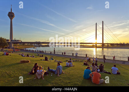 Deutschland, Rhein, Düsseldorf, Rheinufer, Oberkasseler Brücke, Sonnenuntergang, Stockfoto