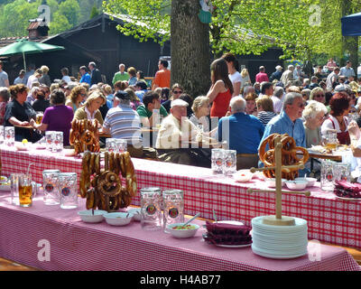 Deutschland, Oberbayern, Biergarten in der Förster Haus Fällen mit Stock Dorf im Forstenrieder Park, Stockfoto