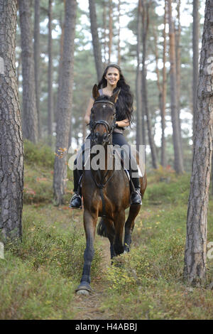 Teenager-Mädchen, Pferd, Bayerisches Warmblut, Reiten, Frontal, Blick in die Kamera, Stockfoto